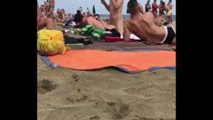 Maduros gays na praia de nudismo