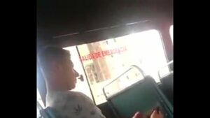 Masturbando em ônibus gay