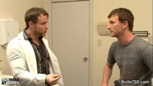 Médico examinando um jovem rapaz porno gay