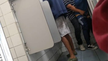 Meterola gays em banheiros publicos