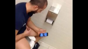Mijando no banheiro publico flagra gay