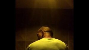 Moreno lindo transa com gay no banheiro escondido