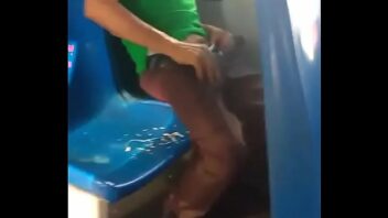 Motorista bate em casal gay beijando dentro do ônibus