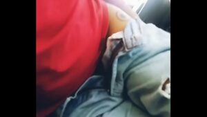 Motorista de taxi come novinho gay no carro videos amadores