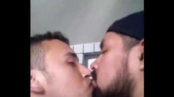 Mundobicha kiss gay