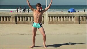 Muscle bulge na praia gay