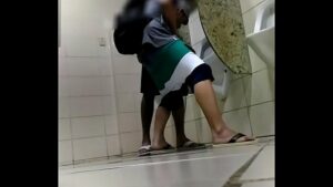 Negao parrudo no banheiro gay