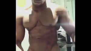 Negro musculoso bodybuilder gay