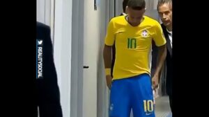 Neymar posta foto nu e enlouquece fãs gay