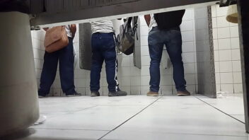 Novinhasndo porra banheiro shopping gay
