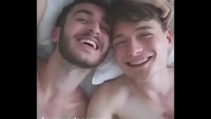 Novinho branquinho com dois homens sexo gay