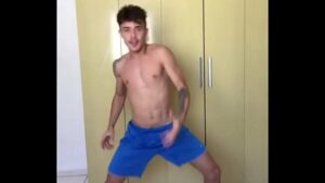 Novinho dançando com bunda gay