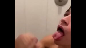 Novinho fazendo boquete gay em amigo na padaria
