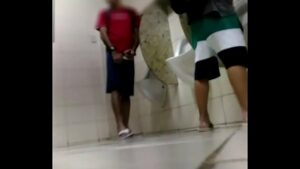 Novinho fudendo gay no banheiro