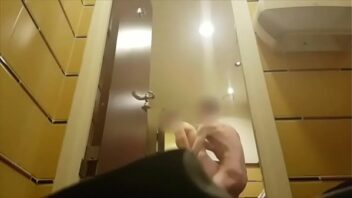 Novinho fudendo no banheiro