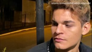 Novinho gay dano escondido seu cuzinho porno brasileiro