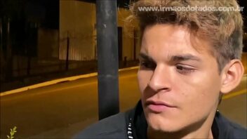 Novinho gay dano escondido seu cuzinho porno brasileiro