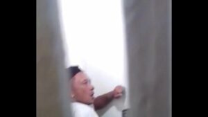 Novinho gay sendo comido no banheiro