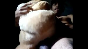 Novinho sebtando no colo do urso gay