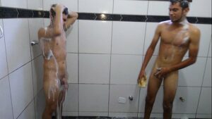 Novinhos gays tomando banho