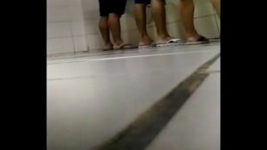 O bombado loirinha no banheiro público sexo gay