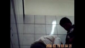 Orgia gay entre homens no banheiro