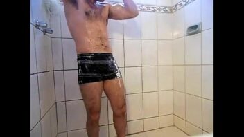 Pedreiro no banho gay