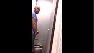 Pegaçao gay no banheiro do metro