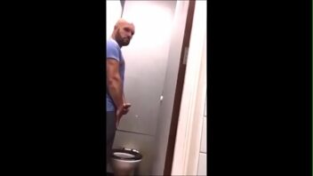 Pegaçao gay no banheiro do metro