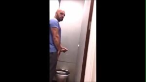 Pegacao no banheiro publico xv gay