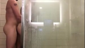 Pegadas gay no banho