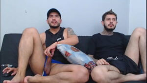 Pegando o primo gay na punheta