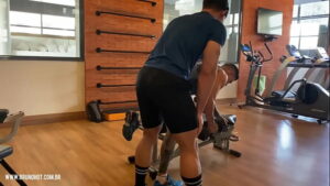 Personal trainer fica com pênis duro para aluno gay