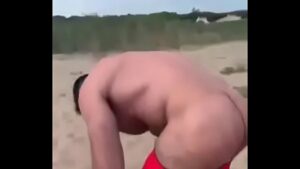 Pirocudos na praia gay