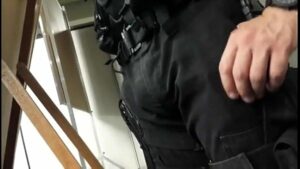 Policial arrombando preso gay no banho pornogay