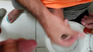 Policial fode o gay no.banheiro da rodoviaria xvideo