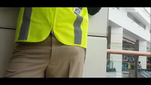 Policial gay dancando fardado