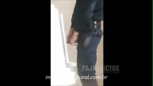 Policial gay dando para pichador