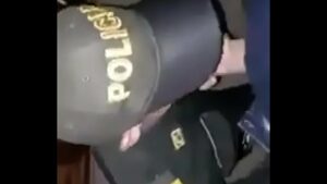 Policial gay se mastubando