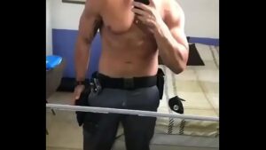 Policial musculoso fodendo gay gif