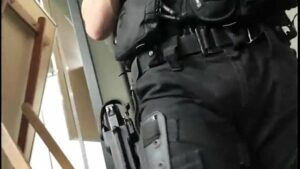 Policial negro e cacetudo fode gay branquinho