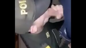 Policial safado pegando gay em casa