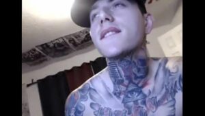 Porno gay ativo tatuado