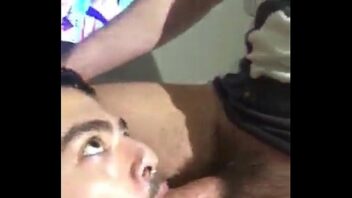 Porno gay chupando o cara debaixo mesa