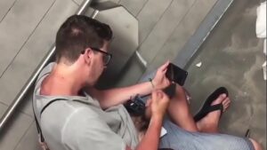 Porno gay com hetero resistindo no banheiro público