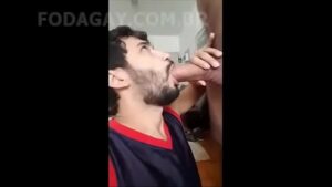 Porno gay com homem que faz coque no cabelo