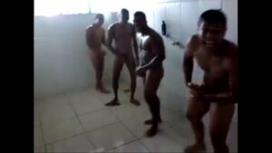 Porno gay dando banho no policial na prisa