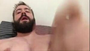 Porno gay dando pro barbudo gostoso 2 min