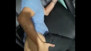 Pornô gay dando pro entregador