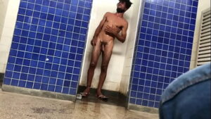 Porno gay espiando o amigo no banho